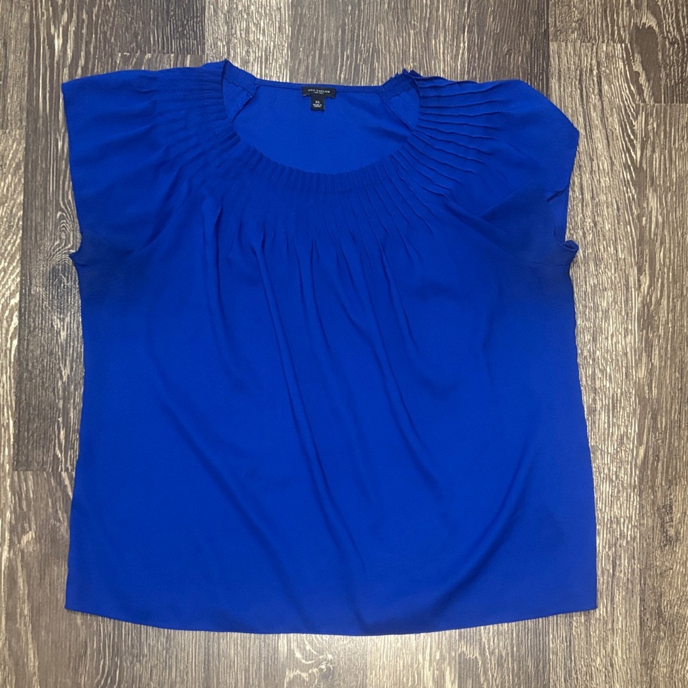 Ann Taylor  beautiful royal blue polyester blouse with pleating detail size xl